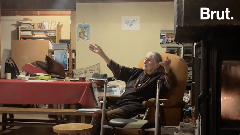 Vidéo
Rencontre avec Annie, 100 ans, professeure de danse
“Ça fait 70 ans que j’enseigne la danse. J'ai toujours dansé”. A l’âge de 100 ans, Annie est encore professeure de danse. Trois fois par semaine, elle reçoit chez elle à Dijon ses élèves.
