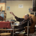 Vidéo
Rencontre avec Annie, 100 ans, professeure de danse
“Ça fait 70 ans que j’enseigne la danse. J'ai toujours dansé”. A l’âge de 100 ans, Annie est encore professeure de danse. Trois fois par semaine, elle reçoit chez elle à Dijon ses élèves.