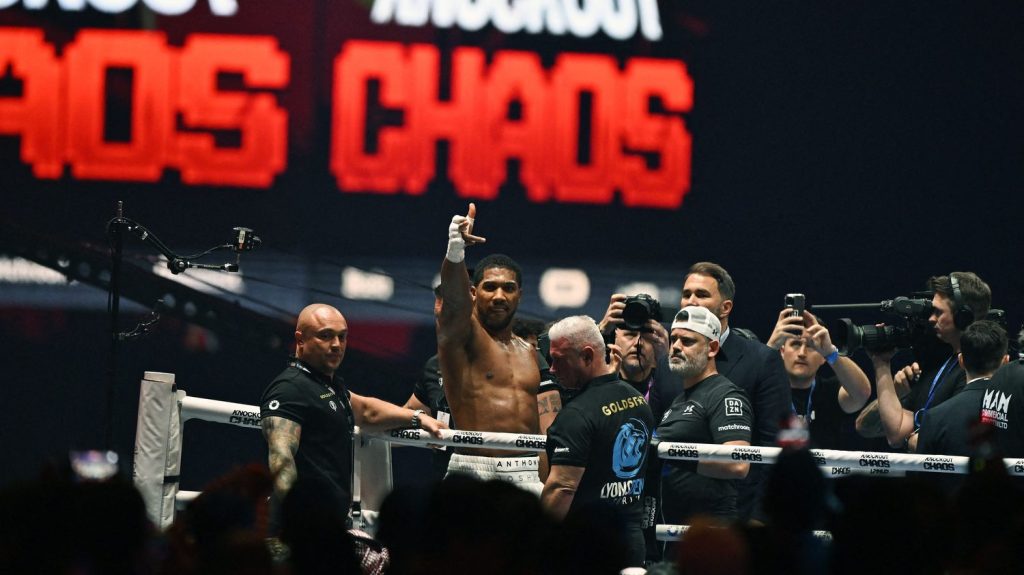 Boxe : Anthony Joshua met KO Francis Ngannou dès le deuxième round
Le poids lourd Anthony Joshua n'a eu besoin que de deux rounds pour mettre KO la star du MMA Francis Ngannou, samedi.