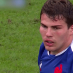 Rugby : Antoine Dupont, portrait d’une superstar mondiale du ballon ovale
Antoine Dupont a fait le choix des JO de Paris et du rugby à 7, un choix déjà couronné de succès lors d’un récent tournoi à Los Angeles. S’il manque à l’équipe de France, il assume son escapade. Portrait.