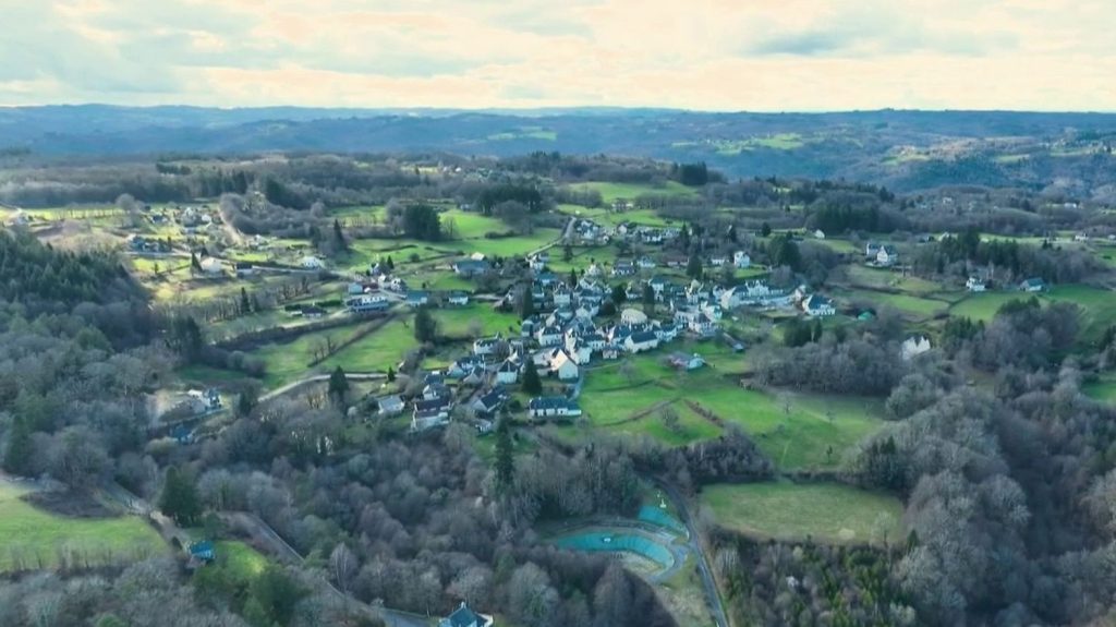 Corrèze : ces artisans, commerçants et agriculteurs qui font vivre le département
Mercredi 20 mars, le 13 Heures continue de suivre une femme à la tête d'une agence matrimoniale, le sauveur d'une cordonnerie traditionnelle et une professeure des écoles en Corrèze.