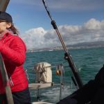 Guérir en mer : une association propose aux soignants de faire de la voile contre le burn-out
L'association "Guérir en mer" aide les soignants à prendre le large, le temps d'une escapade en bateau. Pendant ces sorties gratuites, ils déconnectent de leur travail.