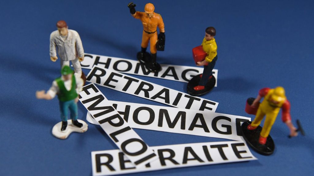 Déficit public : pour Jean Viard, "la seule façon de remplir les caisses c'est qu'il y ait plus d'actifs, on manque de salariés dans plein de secteurs"
Il y aura une troisième réforme de l'assurance-chômage sous la présidence d'Emmanuel Macron. Gabriel Attal veut la sienne. C'est le levier que le Premier ministre compte à nouveau actionner pour réduire le déficit public. Décryptage avec le sociologue Jean Viard.