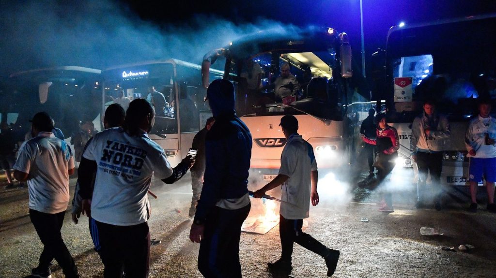 Ligue 1 : des bus de supporters de l'Olympique de Marseille pris pour cible sur l'autoroute à leur retour de Clermont
Plusieurs cars transportant des supporters de l'OM ont été touchés par des jets de projectiles sur l'autoroute A47 à hauteur de Saint-Etienne, alors que le club revenait d'un déplacement samedi à Clermont.