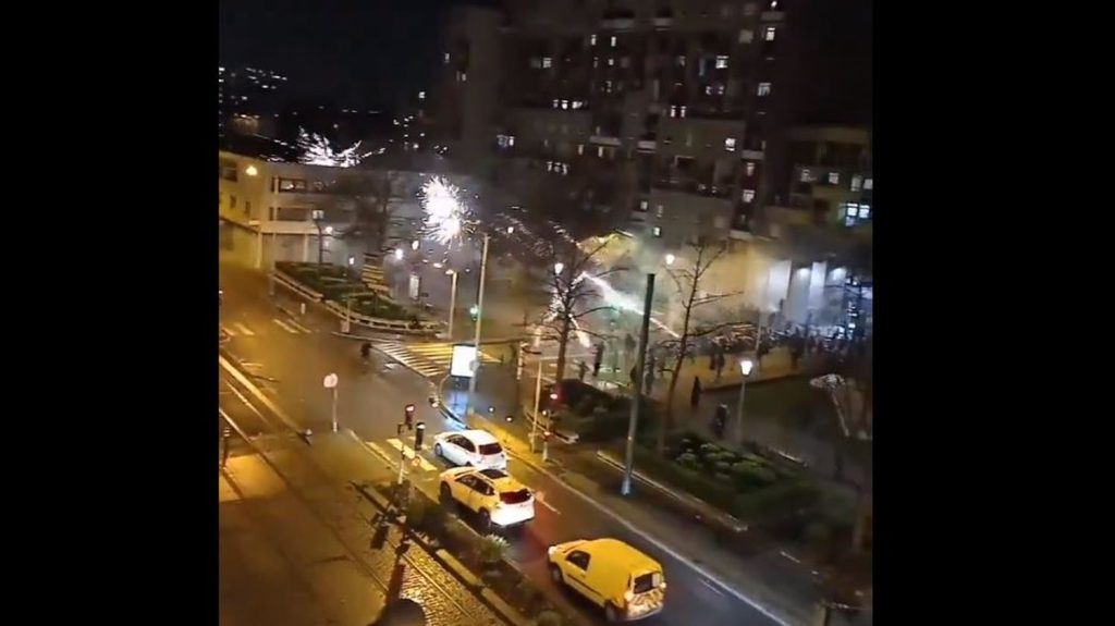 Seine-Saint-Denis : un commissariat à La Courneuve visé par des mortiers d'artifice dimanche soir
Des vidéos diffusées sur les réseaux sociaux montrent des groupes d'individus tirant des mortiers d'artifice à profusion sur la façade du poste de police.