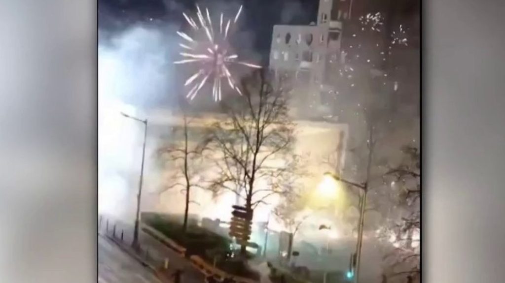 Seine-Saint-Denis : le commissariat de La Courneuve pris pour cible par des tirs de mortiers
Le commissariat de la Courneuve, en Seine-Saint-Denis, a subi une attaque spectaculaire au mortier d'artifice et au cocktail Molotov dans la soirée du dimanche 17 mars. Neuf personnes ont été interpellées et un important dispositif de sécurité a été déployé.
