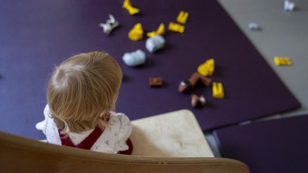 Le gouvernement incite les crèches à augmenter leur personnel de 150 euros mensuels
Cette augmentation sera financée à 66% par la branche famille de la Sécurité sociale, selon un communiqué de la ministre du Travail et de la ministre déléguée chargée de l'Enfance.
