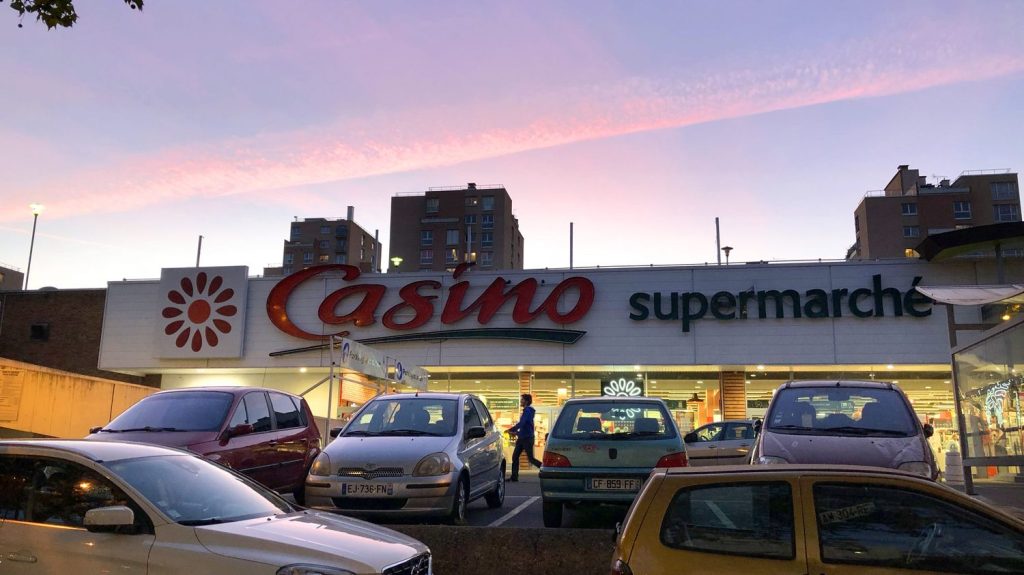 Le groupe Casino réclame à 900 salariés des avances sur salaire vieilles de trente ans
Selon les informations du réseau France Bleu, confirmées par les syndicats et le groupe Casino, ces avances sur salaire datent du rachat de plusieurs sociétés dans les années 1990.