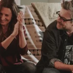 "Quelques jours pas plus" avec Camille Cottin et Benjamin Biolay projeté en avant-première à Lille
Tourné dans la région des Hauts-de-France, le film de Julie Navarro sur la crise migratoire et l’engagement humanitaire a été présenté au public lillois. Sa sortie officielle est prévue le 3 avril.