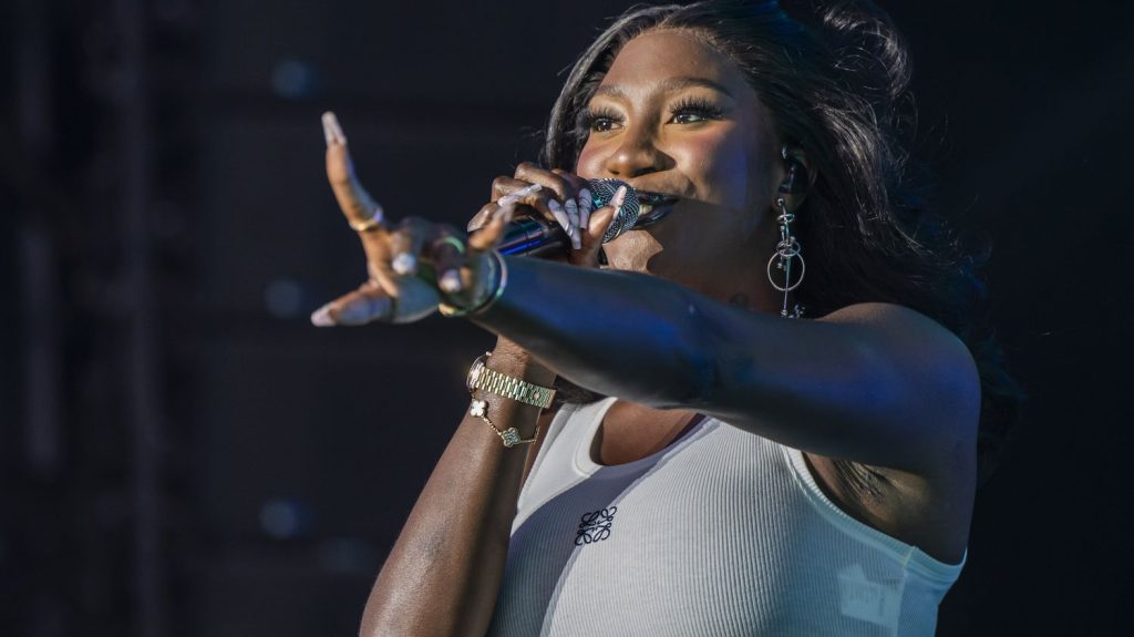 Aya Nakamura ciblée par l'extrême droite : "Cette polémique déshonore profondément la France", déplore SOS Racisme
La chanteuse francophone la plus écoutée dans le monde pourrait chanter lors des Jeux olympiques et est stigmatsée par l'extrême droite.