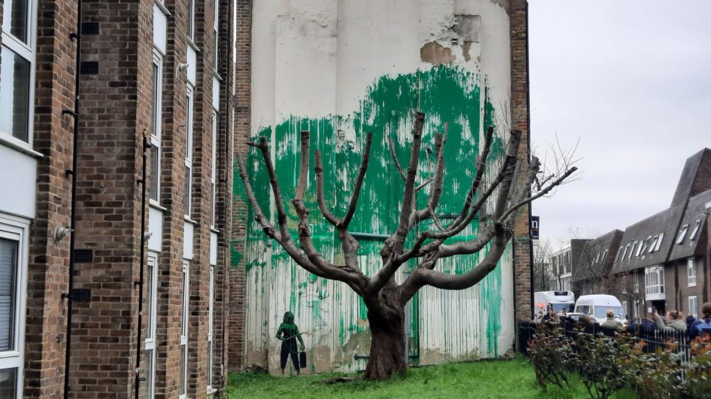 "J'ai fait un détour pour la voir" : une œuvre de Banksy apparaît dans un quartier de Londres et attire les curieux
Une œuvre de l’artiste britannique vient d’apparaître sur un mur du quartier de Finsbury Park, dans le nord de Londres. Comme d’habitude, Banksy a revendiqué son œuvre en la publiant sur ses réseaux sociaux, faisant de l'endroit une nouvelle attraction londonienne.