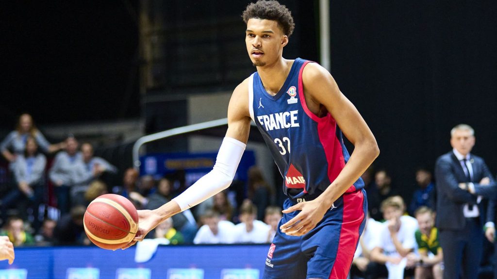 Paris 2024 : l'équipe de France de basket masculine hérite de l'Allemagne en phase de groupes aux Jeux, les Bleues avec l'Australie
Les Bleus feront face aux champions du monde en titre après le tirage au sort du tournoi de basket olympique qui s'est déroulé, mardi, en Suisse.