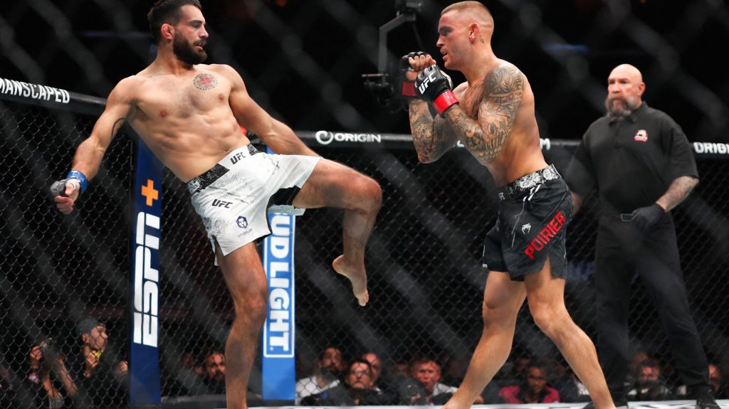 MMA : coup d'arrêt pour le Français Benoît Saint Denis, mis KO par la star américaine de l'UFC Dustin Poirier
Le Français a été mis au tapis par l'Américain Dustin Poirier, dans la nuit de samedi à dimanche, lors de l'UFC 299 à Miami (Floride). Il s'agit de sa deuxième défaite professionnelle.