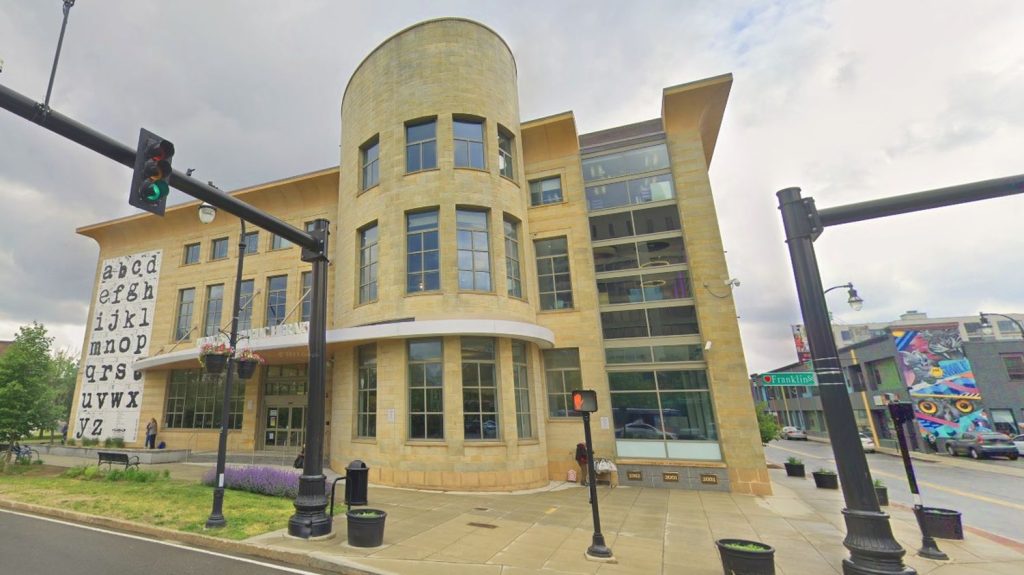 États-Unis : une bibliothèque du Massachusetts pardonne les livres oubliés contre une photo de chat
Une bibliothèque près de Boston organise tout le mois de mars une initiative originale pour ceux qui auraient oublié de ramener un livre emprunté depuis des mois ou des années. Tout est pardonné, à une condition : ramener la photo d’un chat.