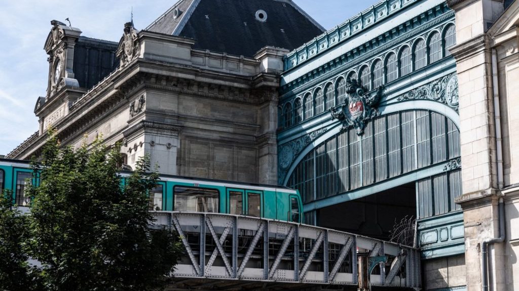 Paris 2024 : les billets SNCF pour la cérémonie d'ouverture des JO seront mis en vente "mi-avril", selon le ministre des Transports
Si les billets ne sont pas encore disponibles, c'est parce que "la préfecture de police de Paris n'a pas encore totalement terminé son plan de sécurisation de la cérémonie d'ouverture", explique Patrice Vergriete.