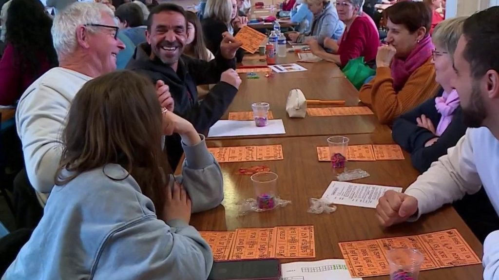 Aube : des habitants tentent de sauver leur unique boulangerie avec un loto géant
Pour sauver leur seule et unique boulangerie-pâtisserie, les habitants de Bouilly, un petit village de l'Aube, se sont mobilisés autour d'un loto géant, dimanche 24 mars. Une initiative de la mairie.