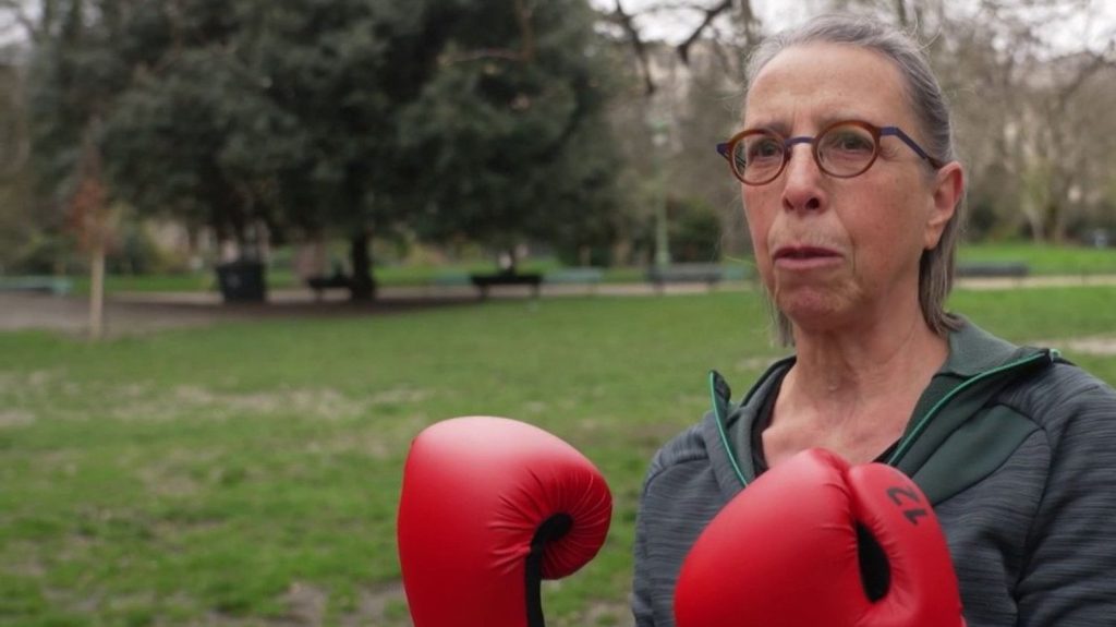 Santé : des retraités se mettent à la boxe pour garder la forme
C'est l'un des sports à la mode du moment qui gagne désormais les retraités. La boxe permet de garder la forme, peu importe l’âge des pratiquants.