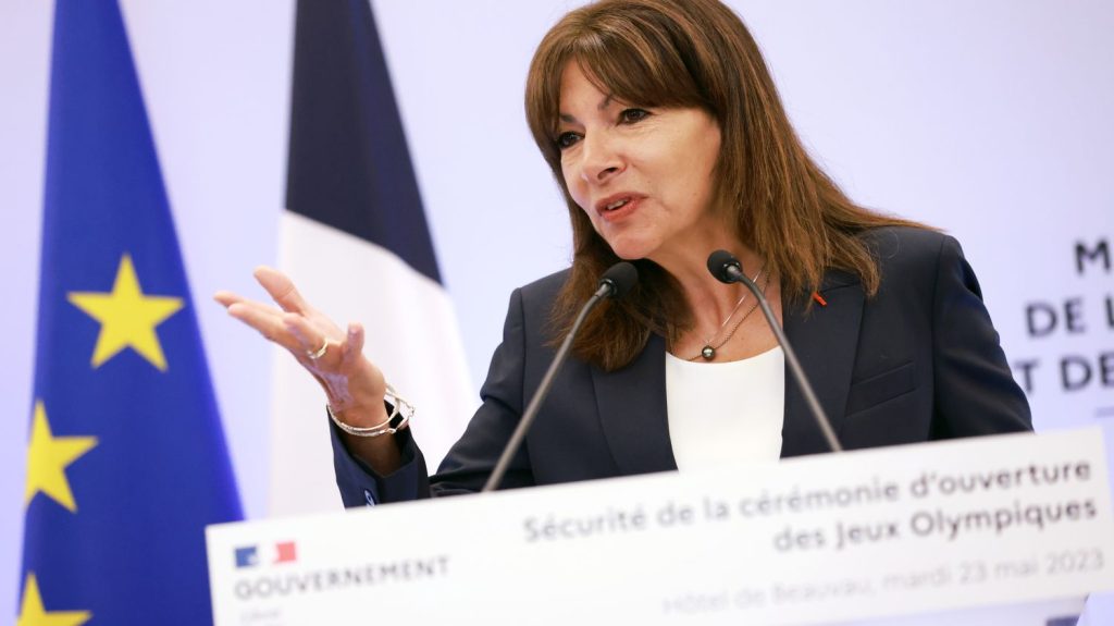 Athlètes russes et biélorusses absents de la cérémonie d'ouverture des JO : Anne Hidalgo salue une "décision responsable" du CIO
Lors d'une conférence de presse, le Comité international olympique a confirmé mardi les athlètes russes et biélorusses sous bannière neutre ne paraderont pas lors de la cérémonie d'ouverture des Jeux olympiques de Paris 2024.