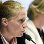 Paris 2024 : "Ceux qui ont déjà été porte-drapeau peuvent s'effacer" au profit d'autres athlètes, défend la secrétaire générale du CNOSF
L'ex-escrimeuse Astrid Guyart a réagi aux critiques de la judokate Clarisse Agbegnenou qui regrette, en vertu des critères établis par le CNOSF,de ne pas pouvoir être de nouveau porte-drapeau, comme à Tokyo il y a trois ans.