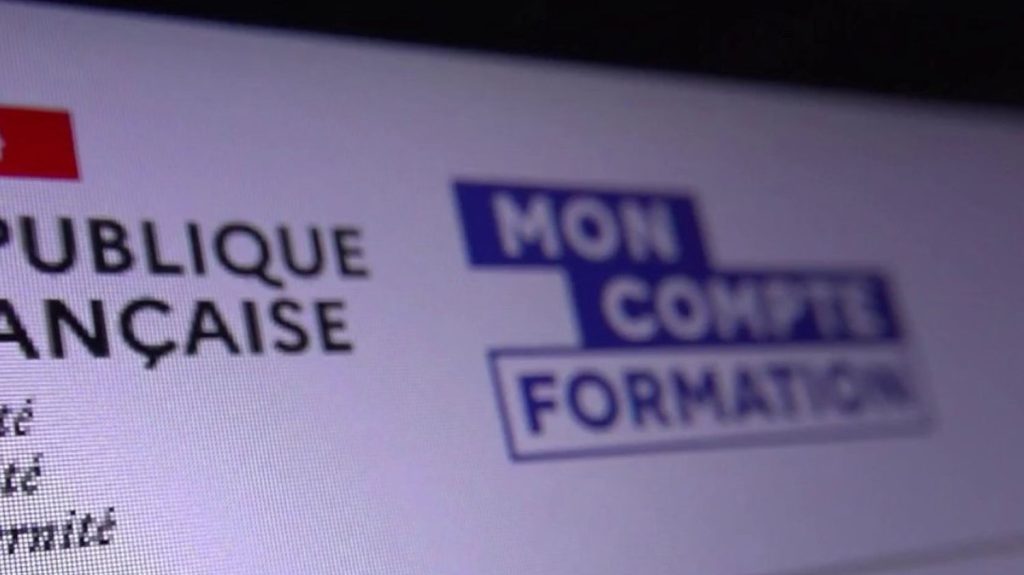 Compte personnel de formation : vers un reste à charge de 100 euros
Le compte personnel de formation (CPF) fait les frais des coupes budgétaires du gouvernement. Il devait coûter 2,4 milliards d'euros cette année, mais Bercy a décidé d'imposer à chaque salarié de payer 100 euros de sa poche pour toute formation.