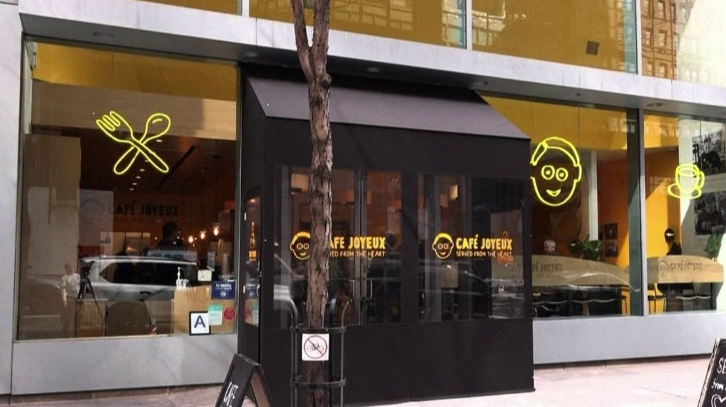 Les Cafés Joyeux partent à la conquête de New York
Après avoir séduit la France, puis l'Europe avec un concept de restaurant visant à employer des adultes en situation de handicap, Yann Bucaille, entrepreneur social, a ouvert un nouveau Café Joyeux à New York (États-Unis).