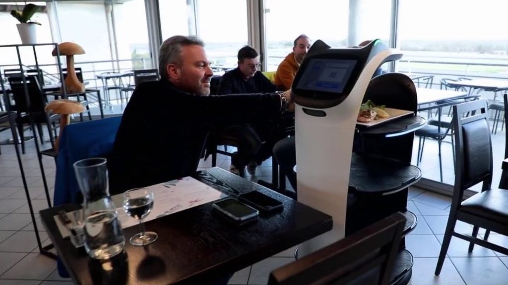 Restauration : dans un restaurant de Cahors, un robot assure le service, faute de personnel
La pénurie de personnel oblige certains restaurateurs à trouver solutions pour continuer à exercer leur activité. À Cahors, dans le Lot, le gérant d'un restaurant a opté pour un robot afin d'assurer le service.