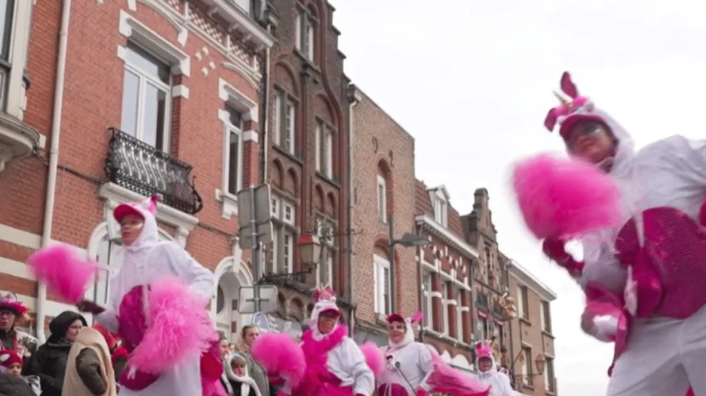 Nord : au coeur de l’euphorie du carnaval de Bailleul
Le carnaval de Bailleul a donné rendez-vous aux festivaliers pour cinq jours de joie entre défilé de chars, costumes et fanfares. Les habitants ne rateraient cet évènement pour rien au monde.