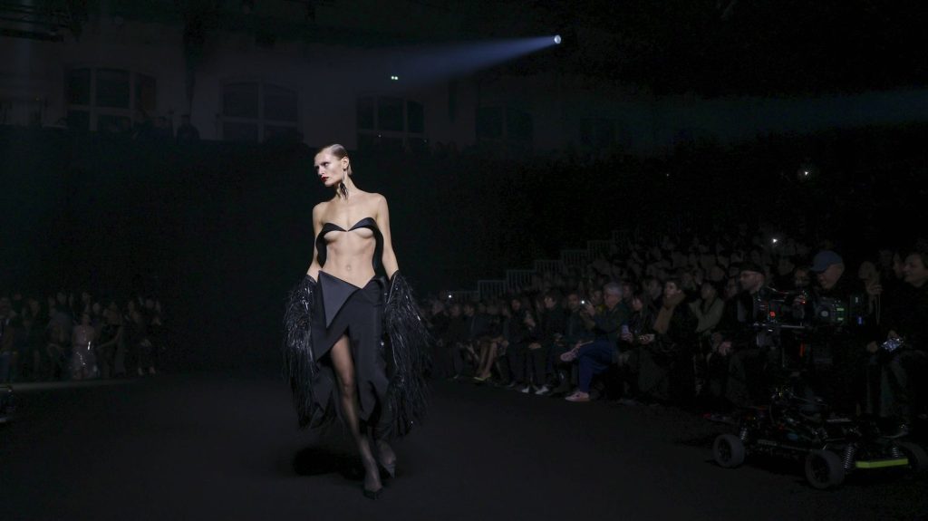 Fashion Week : Casey Cadwallader, digne héritier de Mugler, donne un show théâtral pour présenter une collection sexy et hollywoodienne
Casey Cadwallader assure depuis 2017 la direction artistique de la marque de Thierry Mugler, dont l'imaginaire de la femme sexy, glamour et puissante a marqué plusieurs générations de stylistes.