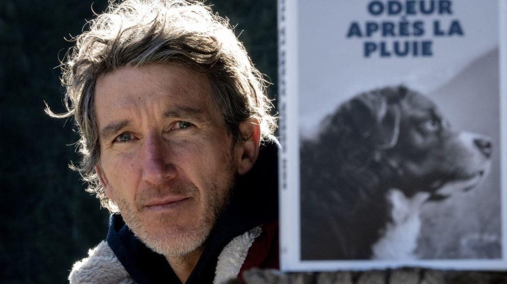 Cédric Sapin-Defour, auteur de "Son odeur après la pluie", sacré aux Trophées de l'édition
Cédric Sapin-Defour, à l'origine d'un best-seller inattendu avec un récit émouvant de la vie de son chien, a été élu auteur de l'année lors des Trophées de l'édition, remis lundi soir à Paris par "Livres Hebdo".