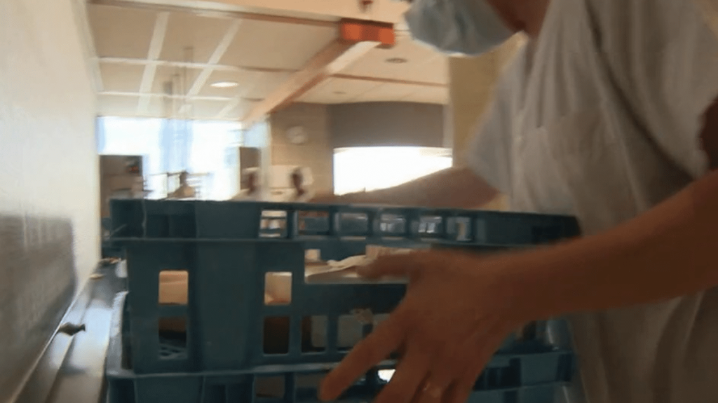 Savoie : des paniers anti-gaspi proposés au centre hospitalier de Chambéry
Chaque jour, le self du centre hospitalier de Chambéry, en Savoie, propose des paniers anti-gaspi sur l'application "Too Good To Go". La mesure a été mise en place fin janvier, et a permis d'éviter de jeter 200 kilos de restes alimentaires en l'espace d'un mois.
