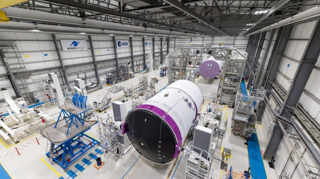 Reportage
"C'est à peu près 15% du PIB de la Guyane" : le centre spatial reste le poumon économique du territoire français
Emmanuel Macron conclut sa visite du territoire français par un tour au site d'assemblage de la fusée Ariane 6, mardi.