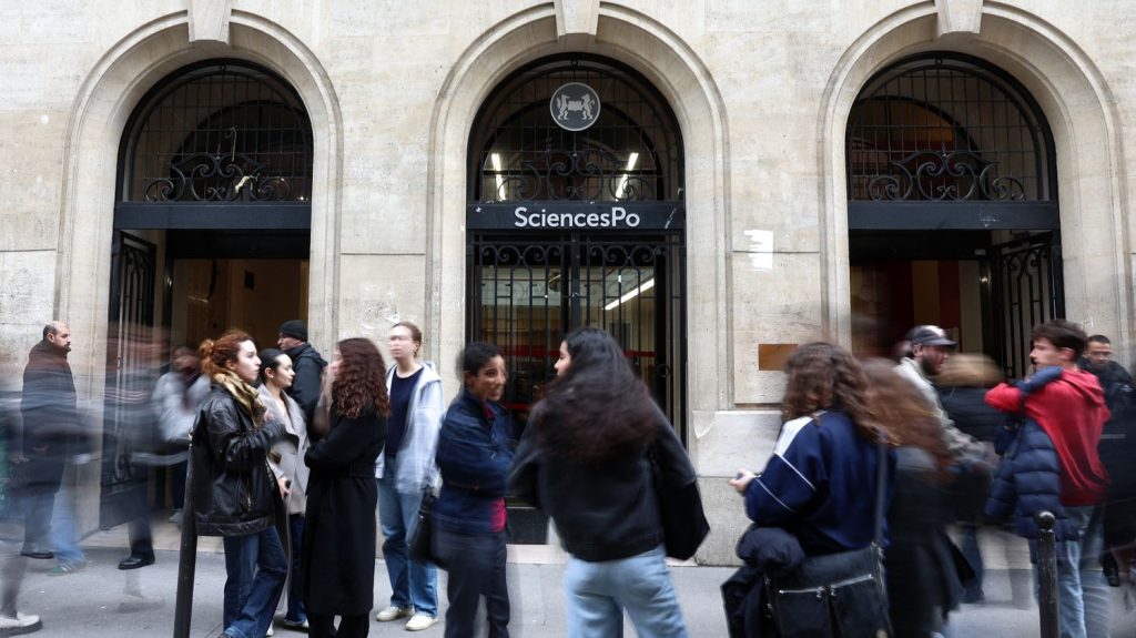 A Sciences-Po, il y a aussi des chanteurs
Alors que Sciences-Po Paris est dans la tourmente, revenons sur l'image de cette école singulière et sur quelques-uns de ses anciens élèves.