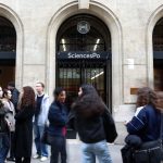 A Sciences-Po, il y a aussi des chanteurs
Alors que Sciences-Po Paris est dans la tourmente, revenons sur l'image de cette école singulière et sur quelques-uns de ses anciens élèves.