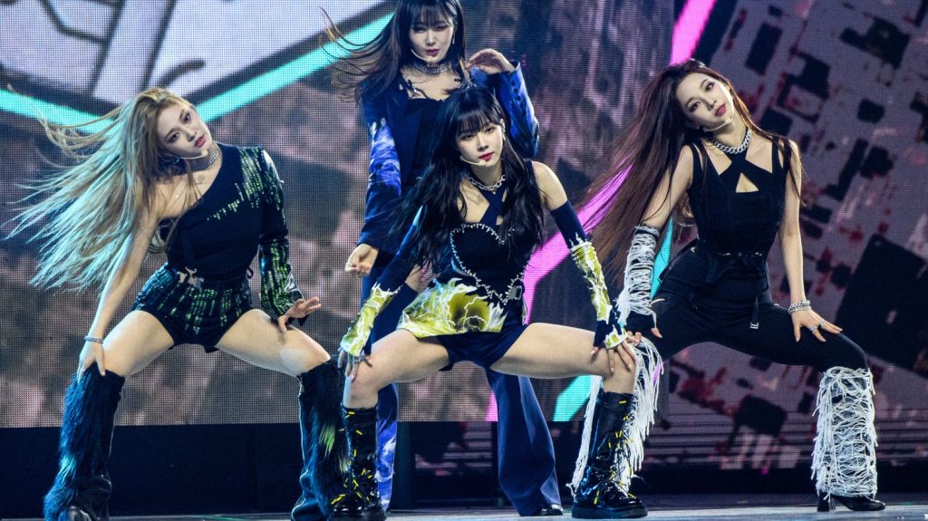 "Une idole est censée être disponible" : les artistes de K-pop face à l'injonction du célibat, de l'innocence et de la chasteté
La chanteuse et danseuse sud-coréenne Karina, star du groupe de K-pop Asepa, est accusée de "trahison" par ses fans pour avoir noué une relation amoureuse. Un comportement perçu comme un véritable affront.