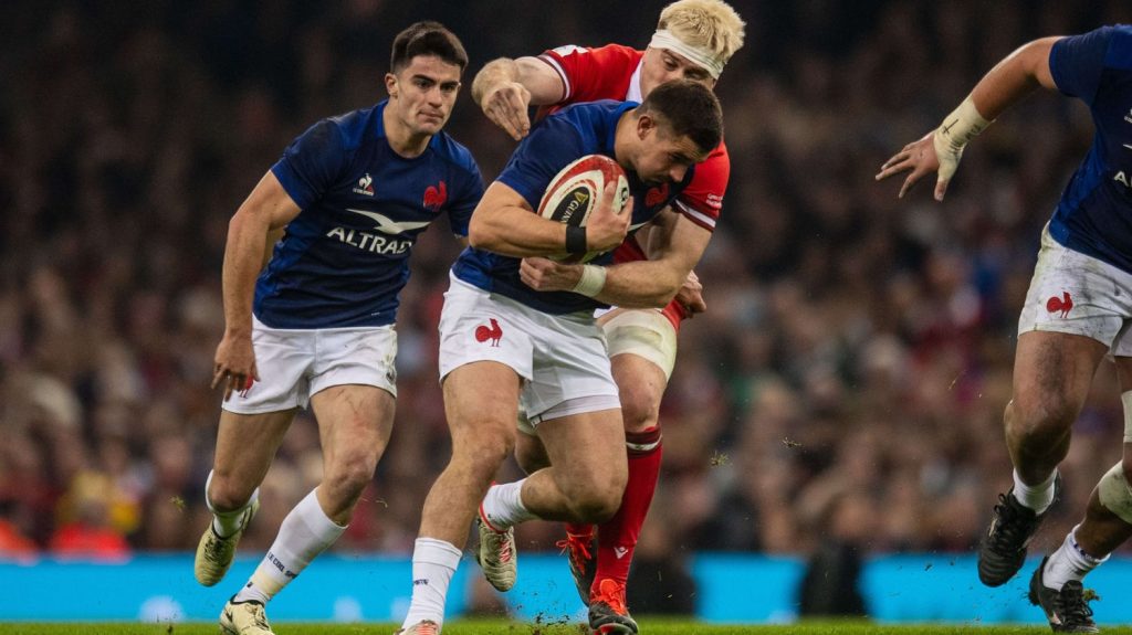 Six nations 2024 : Nolann Le Garrec et Thomas Ramos, l'avènement d'une charnière intérimaire influente pour le XV de France
Très en vue, la charnière a influé sur la rencontre largement remportée par les Bleus (45-24), dimanche au pays de Galles, lors de la quatrième journée du Tournoi.