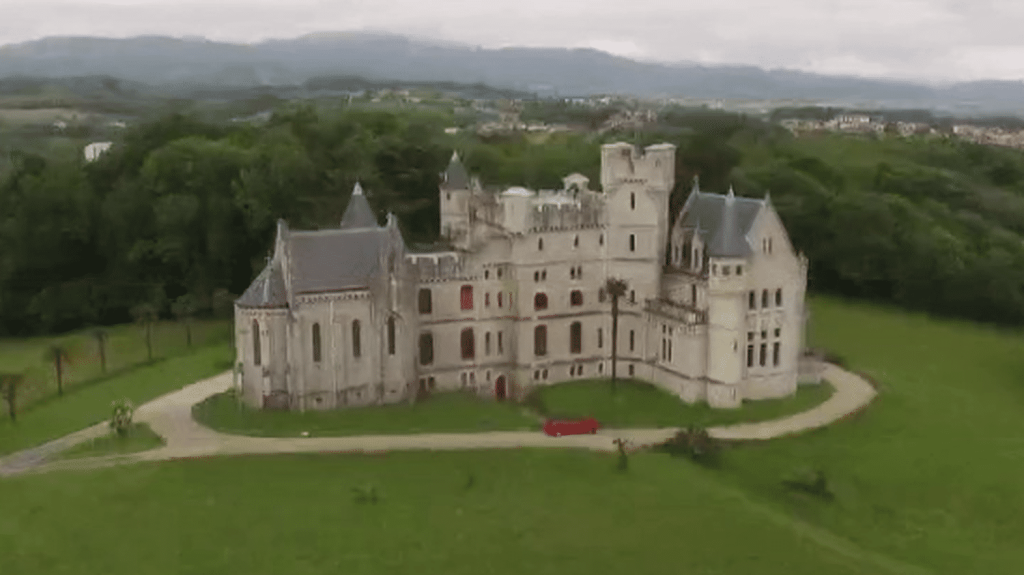 Pyrénées-Atlantiques : le château d'Abbadia, une invitation au voyage
Le château d'Abbadia, perché sur les falaises de la baie d'Hendaye, dans les Pyrénées-Atlantiques, est à l'image de son propriétaire, l'explorateur Antoine d'Abbadie. Sur les murs de ce manoir du XVIIe siècle, les objets et tableaux racontent ses expéditions en Afrique.
