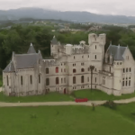 Pyrénées-Atlantiques : le château d'Abbadia, une invitation au voyage
Le château d'Abbadia, perché sur les falaises de la baie d'Hendaye, dans les Pyrénées-Atlantiques, est à l'image de son propriétaire, l'explorateur Antoine d'Abbadie. Sur les murs de ce manoir du XVIIe siècle, les objets et tableaux racontent ses expéditions en Afrique.