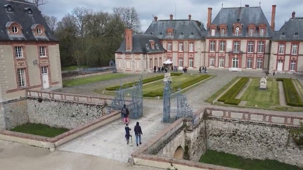 Patrimoine : à la découverte du château de conte de fées de Breteuil
Le château de Breteuil, dans les Yvelines, regorge d'histoire et de contes de fée. Il est mis à l'honneur dans la rubrique "Les chemins de traverse" du 13 Heures du dimanche 31 mars.