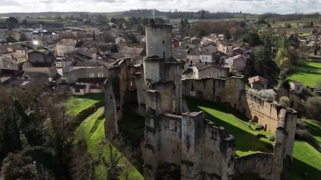Gironde : à la découverte du château médiéval de Rauzan
En Gironde, le château fort médiéval de Rauzan a été érigé au XIIIème siècle. Il est mis à l'honneur dans la rubrique "Chemins de traverse", dimanche 10 mars.