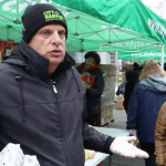 États-Unis : Éric Ripert, un chef étoilé français engagé contre la précarité alimentaire
Avec son restaurant triple étoilé à New York, Éric Ripert est un des chefs français les plus connus aux États-Unis. Au lieu de gaspiller les aliments non utilisés dans son restaurant, il s'est associé à un programme de secours alimentaire afin de venir en aide aux plus démunis.