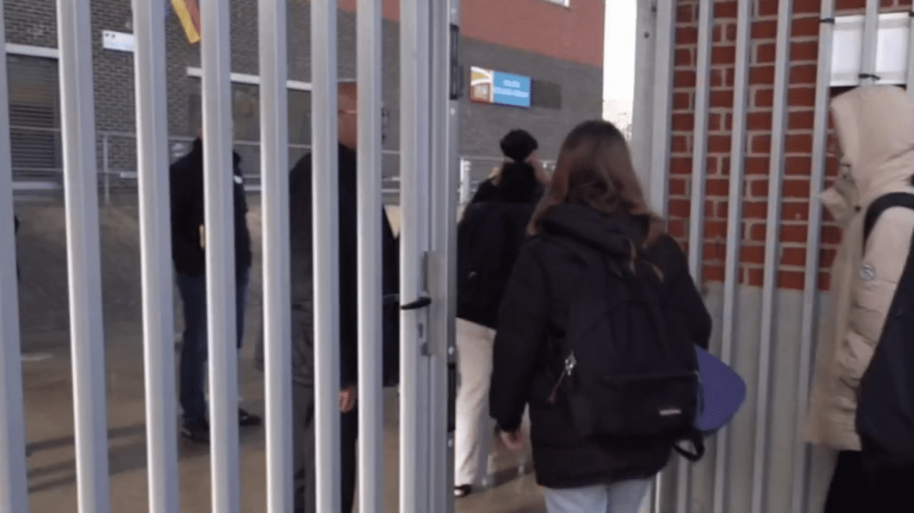 Côte-d’Or : familles et enseignants sous le choc après la tentative d’agression d’une principale de collège
En Côte-d'Or, près de Dijon, l’émotion est vive, lundi 18 mars à la reprise des cours au collège de Chenôve, là où la principale a été menacée par un élève avec un couteau.