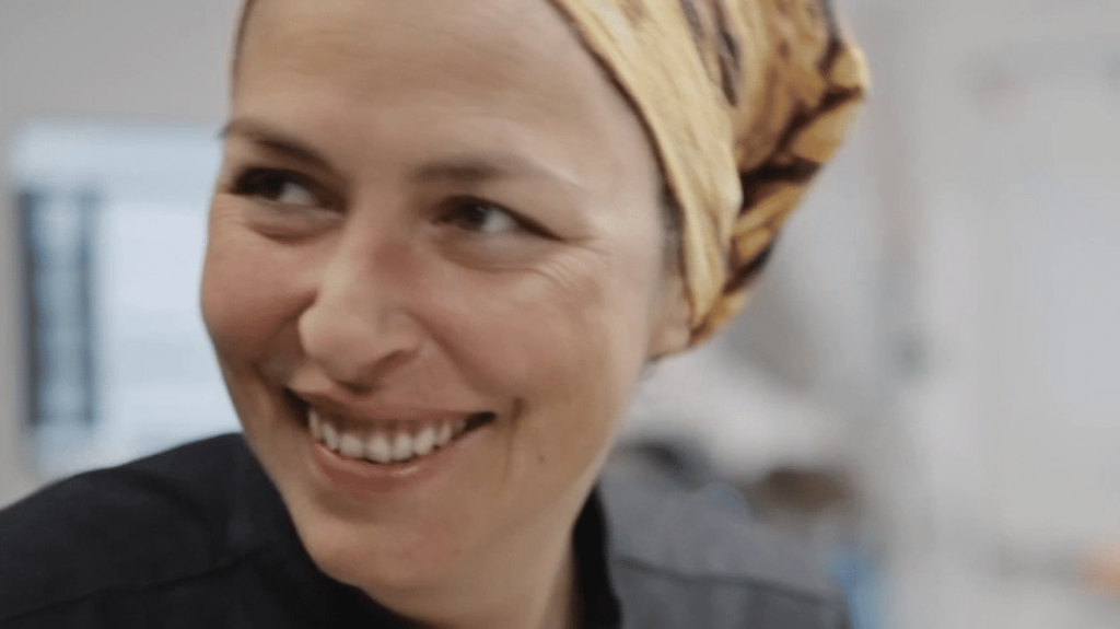 Pâques : portrait de Mélanie Paulau, une chocolatière basée en Vendée
À l'occasion des fêtes de Pâques, France Télévisions est allé à la rencontre de Mélanie Paulau, une chocolatière basée en Vendée. Elle assure l'entièreté de la production de son chocolat, de la fève de cacao jusqu'à la tablette de chocolat, et se rend pour cela dans divers pays.