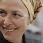 Pâques : portrait de Mélanie Paulau, une chocolatière basée en Vendée
À l'occasion des fêtes de Pâques, France Télévisions est allé à la rencontre de Mélanie Paulau, une chocolatière basée en Vendée. Elle assure l'entièreté de la production de son chocolat, de la fève de cacao jusqu'à la tablette de chocolat, et se rend pour cela dans divers pays.