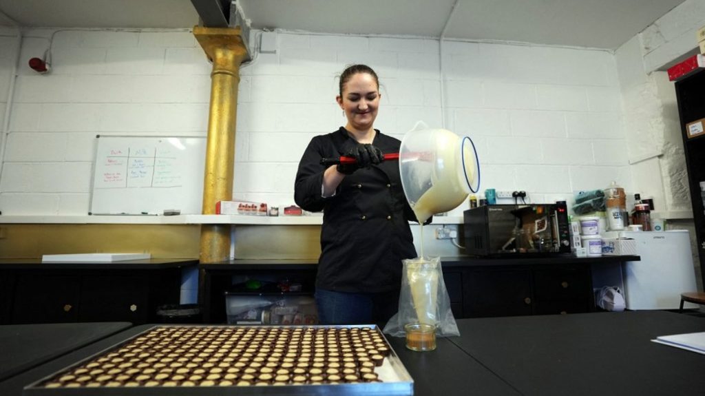 Une chocolatière écossaise en route pour les Oscars à Hollywood !
Fiona McArthur, chocolatière végane dans une petite ville reculée d'Écosse, a été choisie pour confectionner des chocolats qui seront offerts aux nominés dans les sacs cadeaux des Oscars.