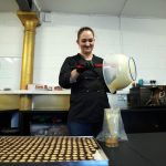 Une chocolatière écossaise en route pour les Oscars à Hollywood !
Fiona McArthur, chocolatière végane dans une petite ville reculée d'Écosse, a été choisie pour confectionner des chocolats qui seront offerts aux nominés dans les sacs cadeaux des Oscars.