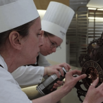 Pâques : les chocolatiers s’organisent pour ravir les papilles
À quelques jours du week-end de Pâques, les chocolatiers font face à une forte augmentation de leurs ventes. Certains s’y préparent depuis bien longtemps, avec le souci de se renouveler d’une année sur l’autre.