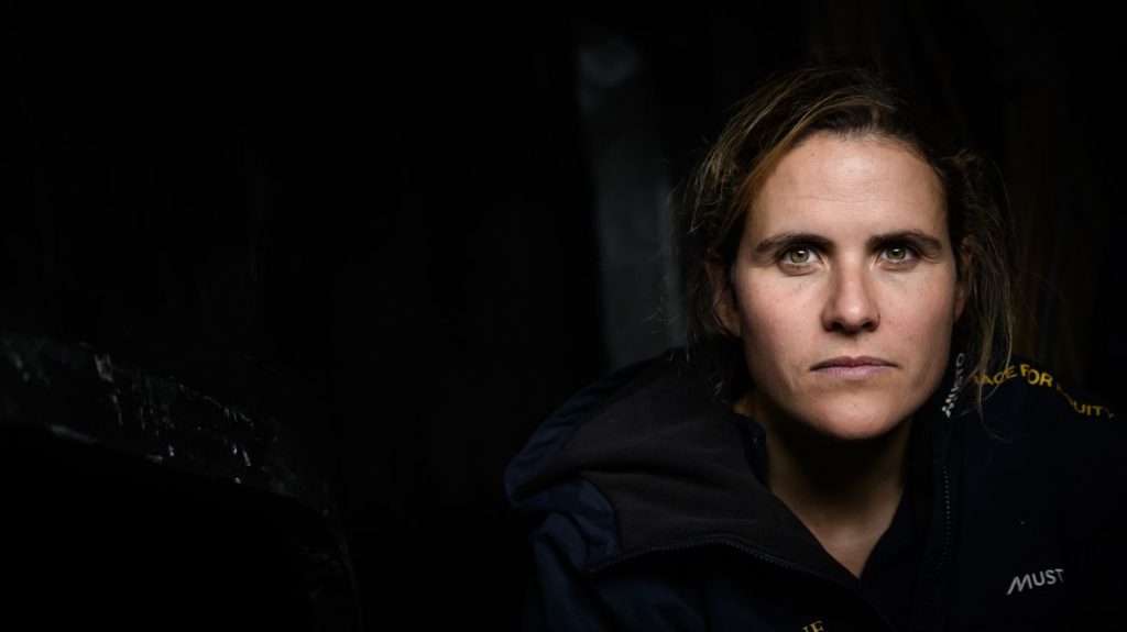 Vendée Globe : soupçonnée de triche, la skippeuse Clarisse Crémer a été blanchie par le jury
Elle était soupçonnée d'avoir été aidée dans sa trajectoire depuis la terre par son mari, Tanguy Le Turquais, alors que c'est strictement interdit dans le Vendée Globe, une course sans assistance.