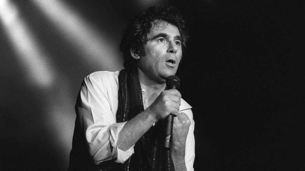 Vingt ans sans Claude Nougaro : retour sur ses grandes collaborations musicales, de Michel Legrand à Maurice Vander en passant par Philippe Saisse
Claude Nougaro s'est éteint le 4 mars 2004, laissant un vide béant, jamais comblé, au confluent de la chanson et du jazz. Chanteur, poète, parolier hors pair, il a su, tout au long de sa carrière, s'entourer d'artistes d'exception. Pour ce 20e anniversaire, nous revisitons sa discographie. Retour sur quelques-uns de ses partenariats historiques.