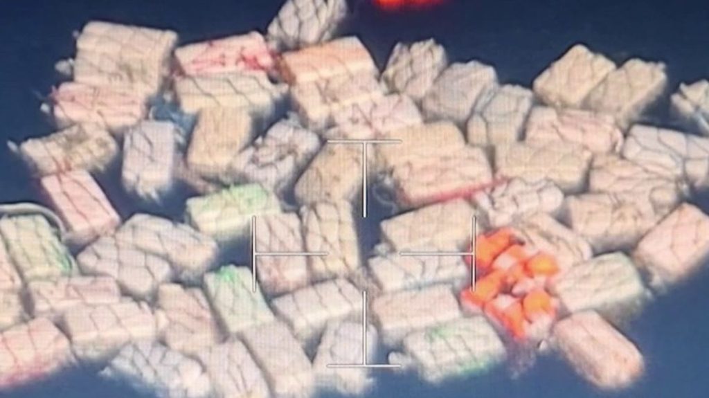 Drogues : pourquoi de la cocaïne arrive-t-elle parfois sur nos plages françaises ?
Début 2023, plus de deux tonnes de cocaïne s'étaient échouées sur les côtes normandes. La conséquence d'une nouvelle méthode de livraison employée par les trafiquants.