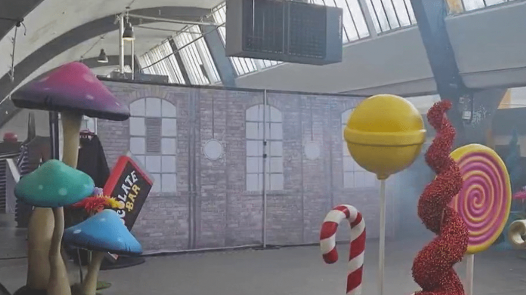 Écosse : un événement immersif sur le thème de Willy Wonka suscite la colère des parents
En Écosse, un événement immersif sur le thème de Willy Wonka, le héros de "Charlie et la Chocolaterie", a fermé ses portes prématurément face à la colère des visiteurs. 40 euros l'entrée, des prestations ratées et même pas de chocolat : les parents sont outrés.